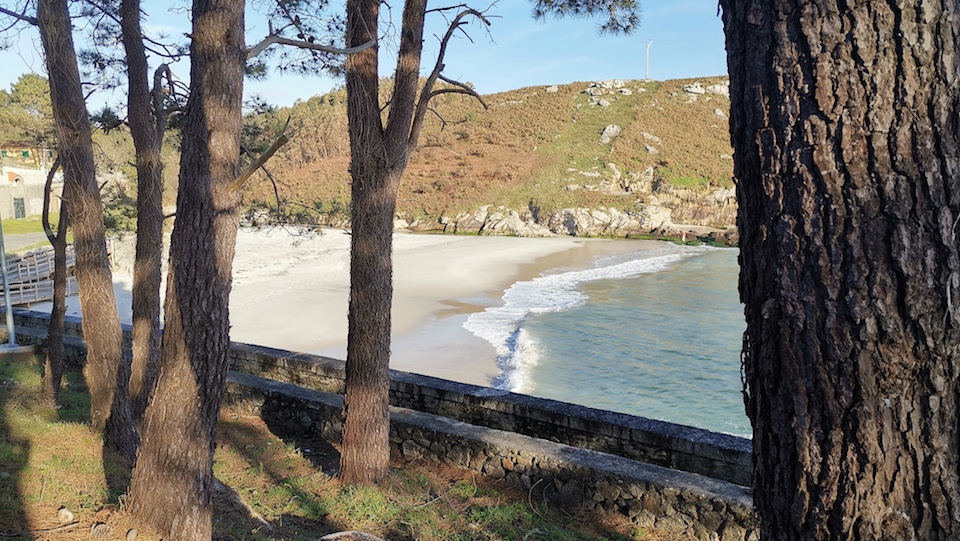 Praia do Osmo de Corme-Ao fondo a furna