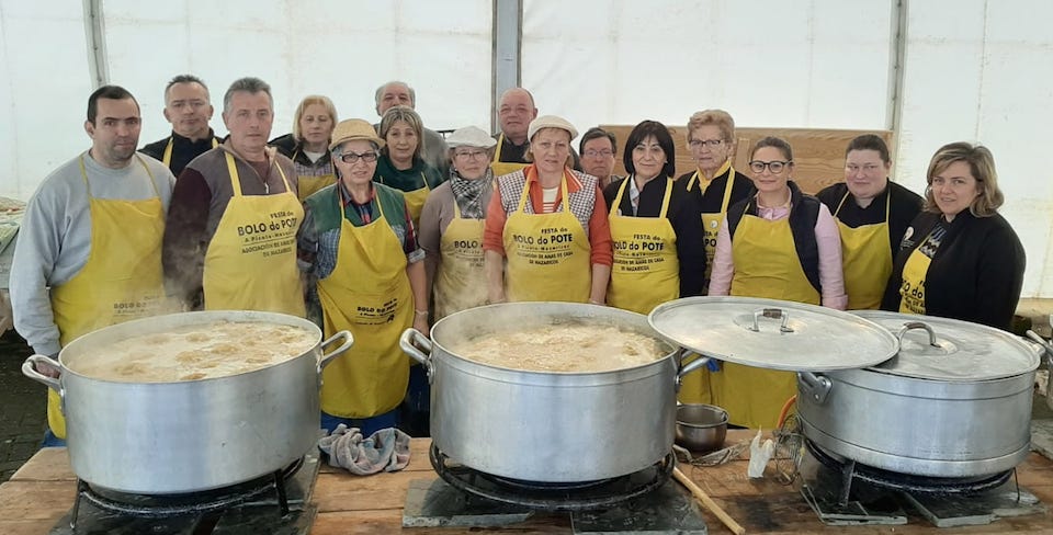 A Asociación Veciñal Monte Picoto e as Amas de Casa de Mazaricos armando a Festa do Bolo do Pote 2020