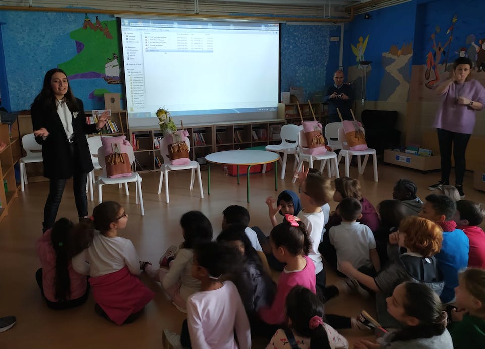 Noemi Toba colaboradora da Mostra do Encaixe levou a Lenda da Serea as escolas