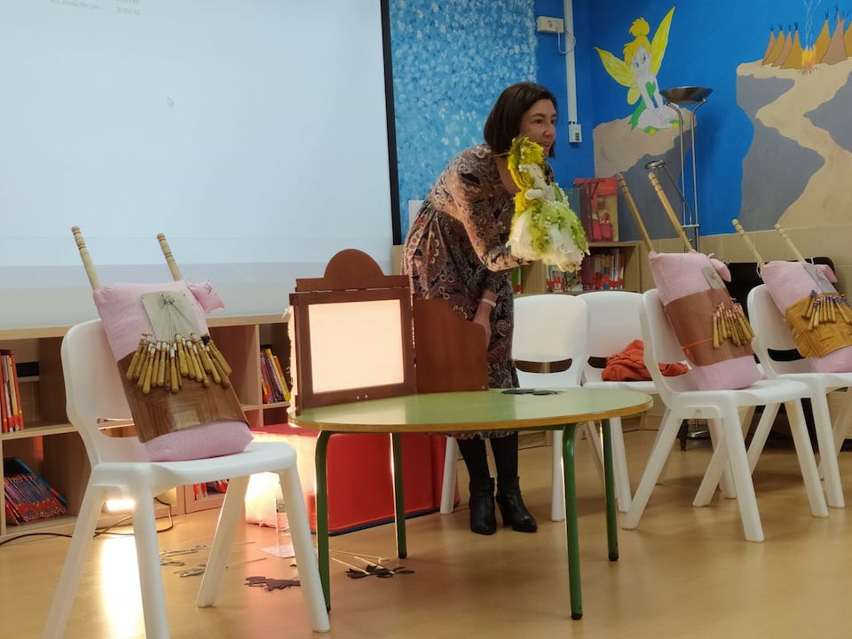 Ana Maria contando a historia da Caramina