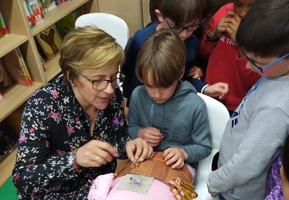 Bea Dios levando o encaixe polas escolas de Galicia Bea Dios levando o encaixe polas escolas de Galicia