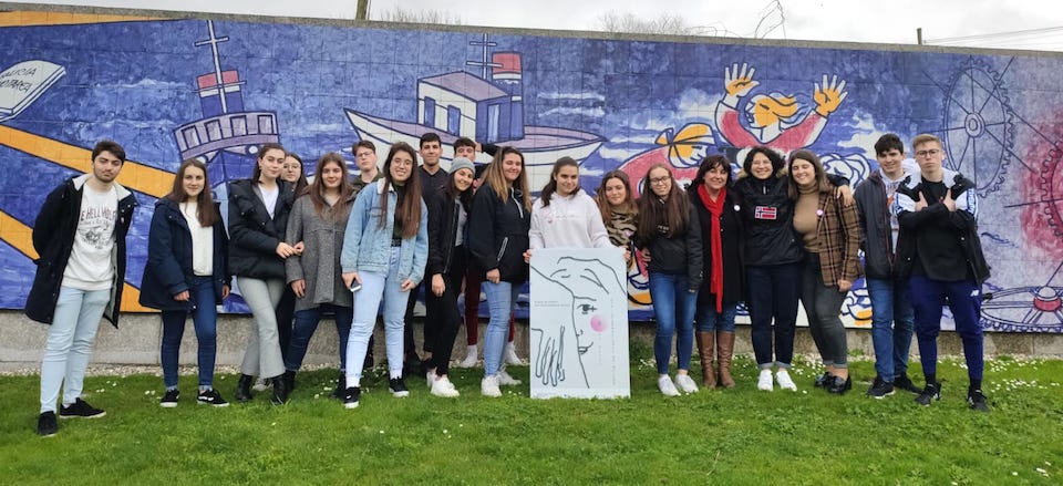 A mocidade do IES Agra Raices co cartel do 8M premiado pola Xunta