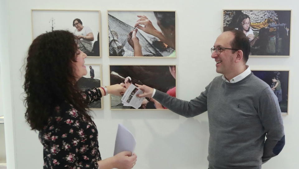 Veronica Veres con Anxo Lorenzo no Gaias ca exposicion de redeiras