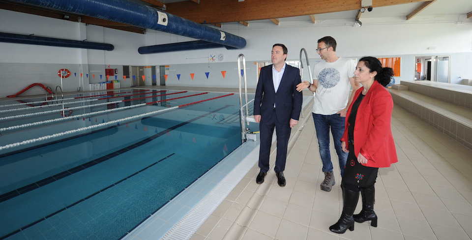 Visita a piscina municipal de Cee