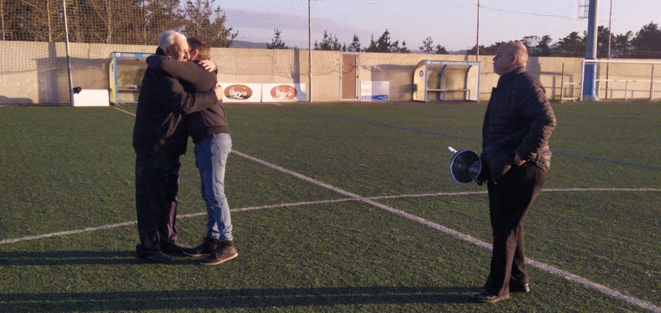 Vicente Carril esperando o trofeo da mans de Corredoira