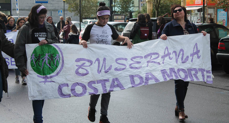 Buserana ana Manifestacion 8M de Cee-Foto-Paula Castineira