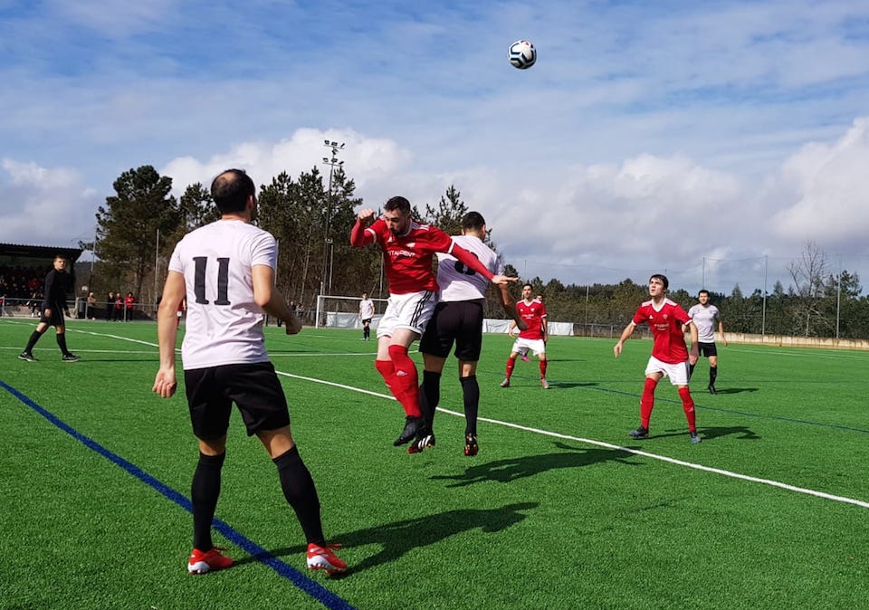 Alexandre e Paulo, os 2 protagonistas do partido pugnan por un balon no Carral copia