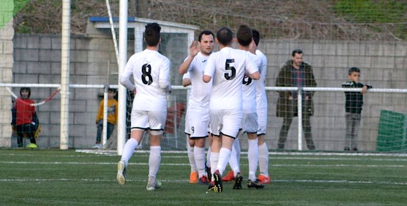 Basti celebrando o terceiro gol en Esclavitud-Foto-Esclavitud