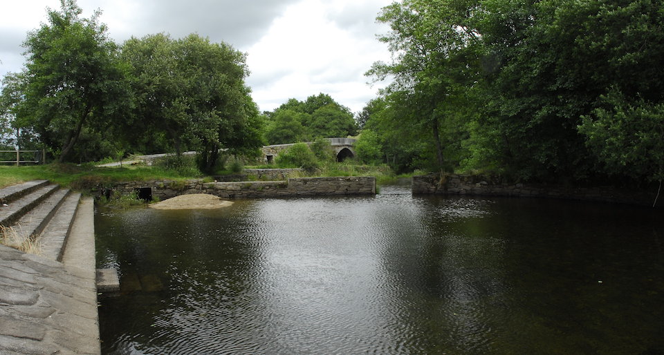 A praia fluvial da Pontenova-Mazaricos coa ponte no último terno