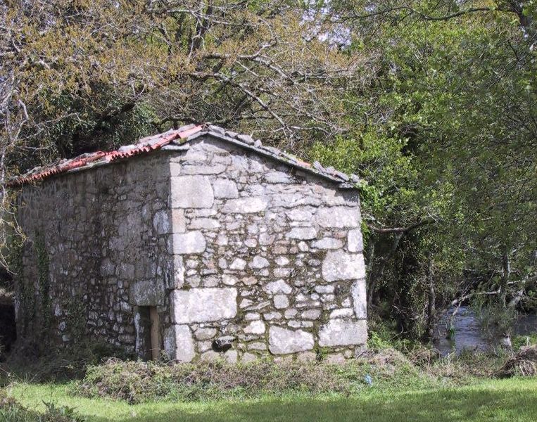 Sinxela estrutura arquitectónica que acubilla dous muíños