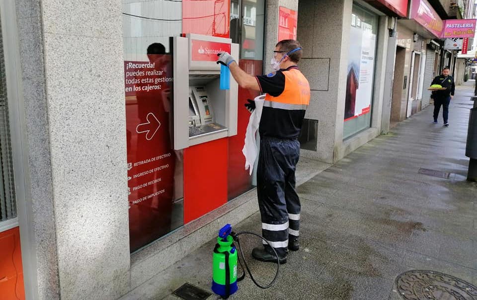 Santa Comba tamen fumiga os espazos publicos