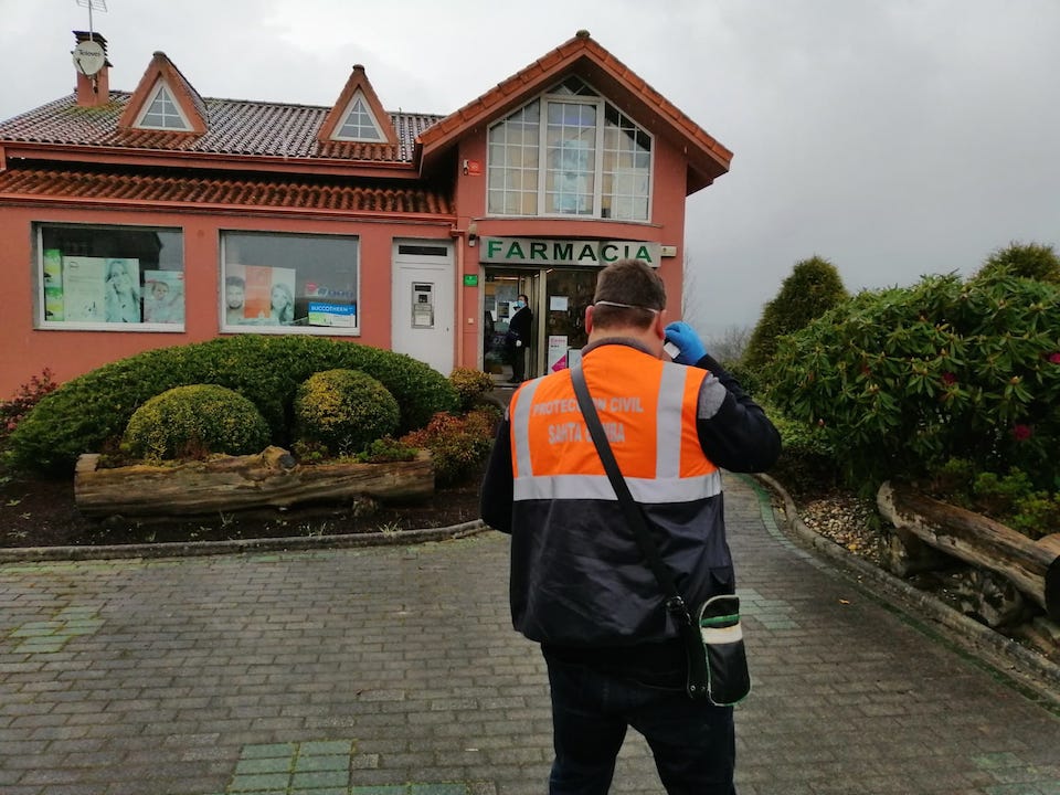 Proteccion Civil indo a farmacia por tiu