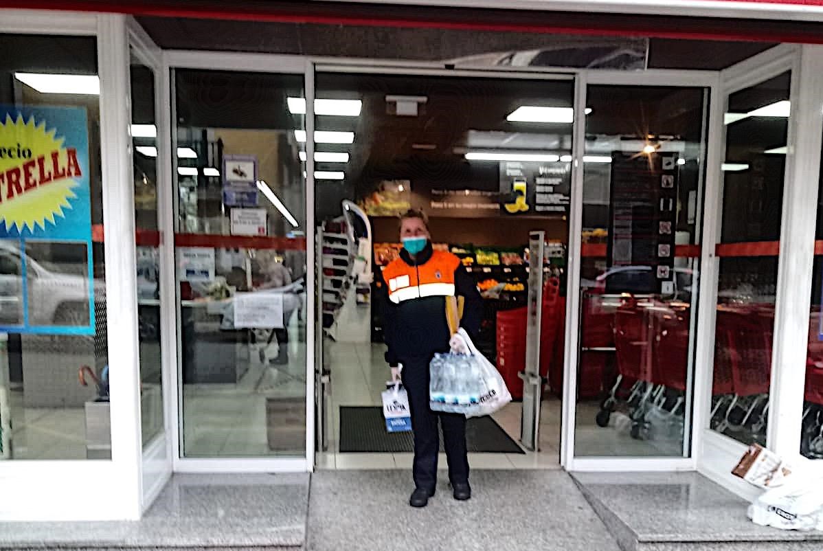 Raquel Lema nunha das compras a unha familia con necesidades especiais