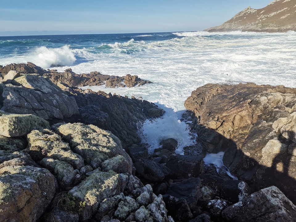 Na cara norte do Faro Roncudo esta unha piscina natural cando hai baixamar