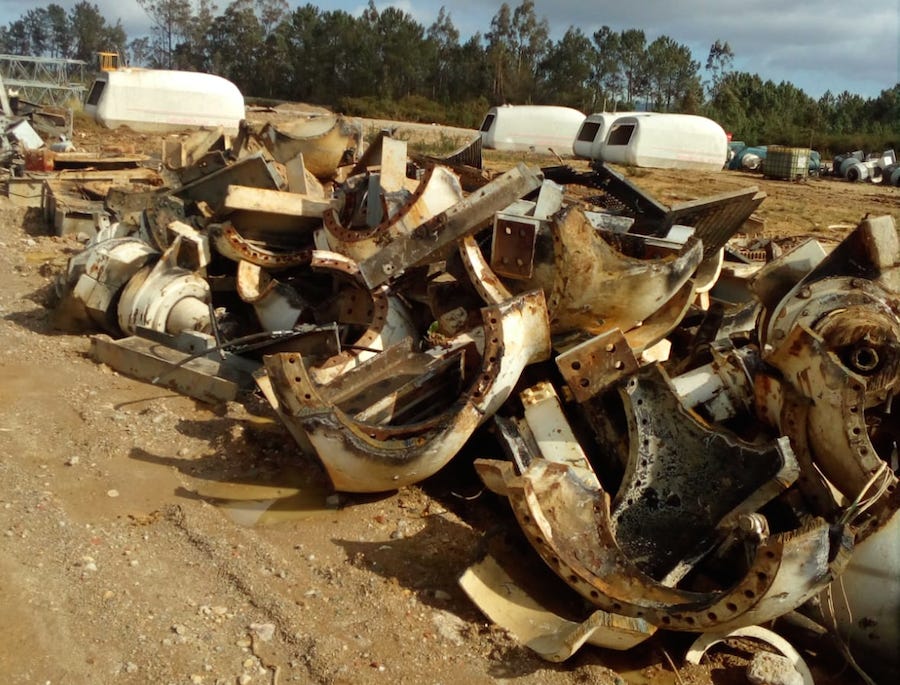 RESTOS ACOPIADOS dos vellos viraventos do parque eolico G3 de Corme