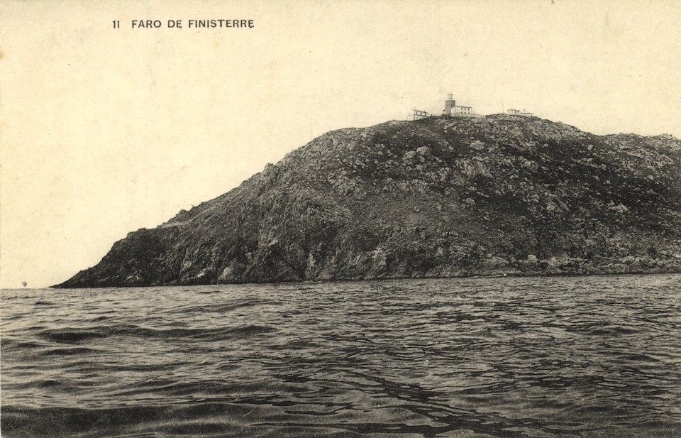 O cabo de Fisterra e os principais edificios que o coroan nunha postal da segunda década do século XX copia