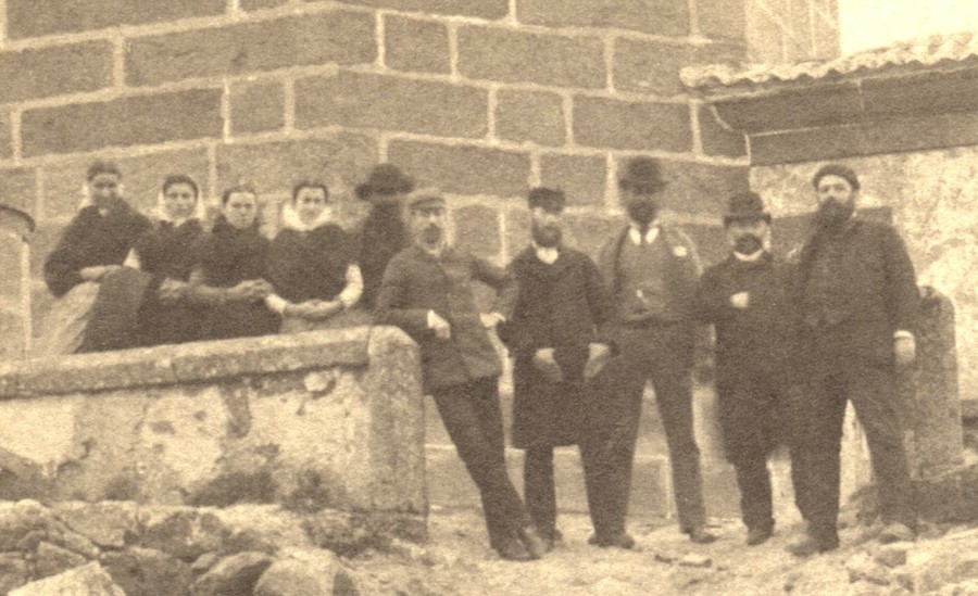 Detalle no que podemos ver o grupo de persoas diante do faro de Fisterra en 1888 copia