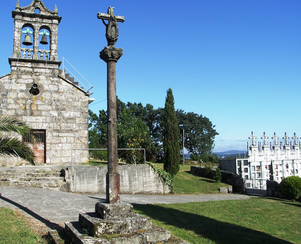 O cruceiro pequeno coa casa do Alvite ao fondo, propiedade da familia que doou os terreos para a construción de todo o complexo parroquial.
