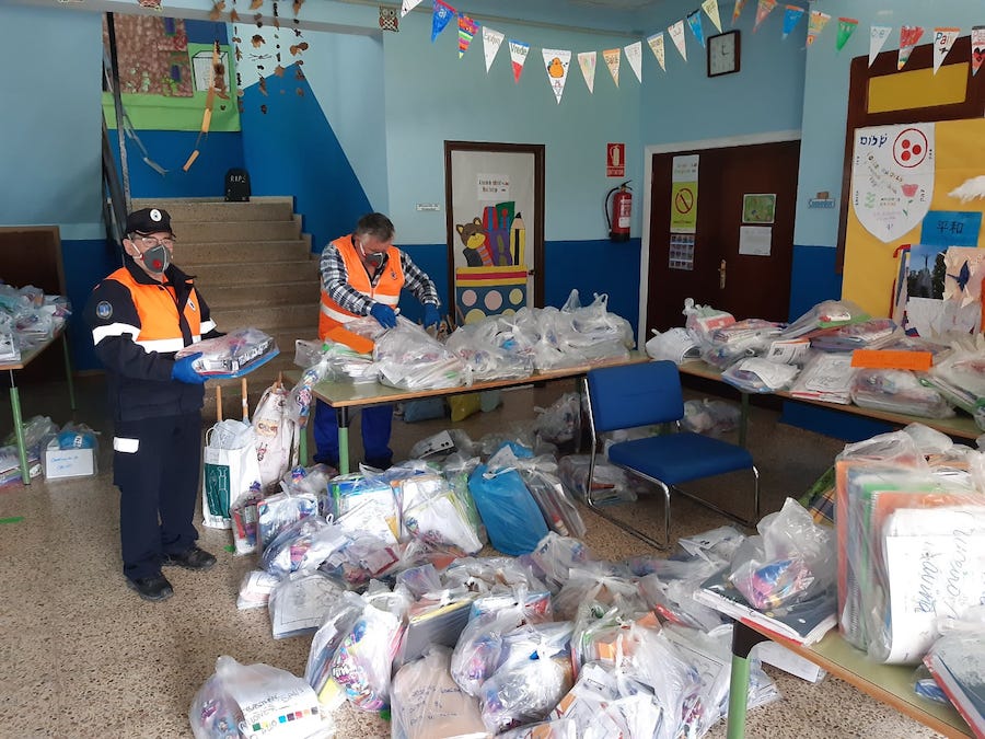 Reparto material escolar na Ponte do Porto