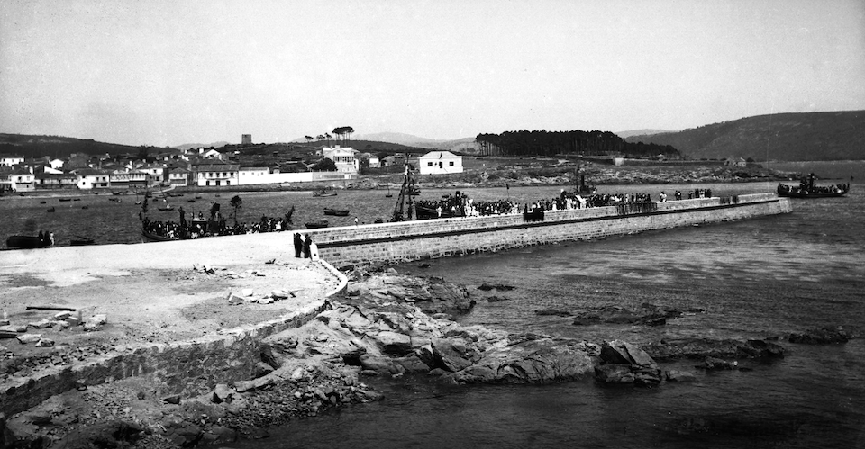 Porto de Camariñas co muíño de vento ao fondo- Arquivo Vidal