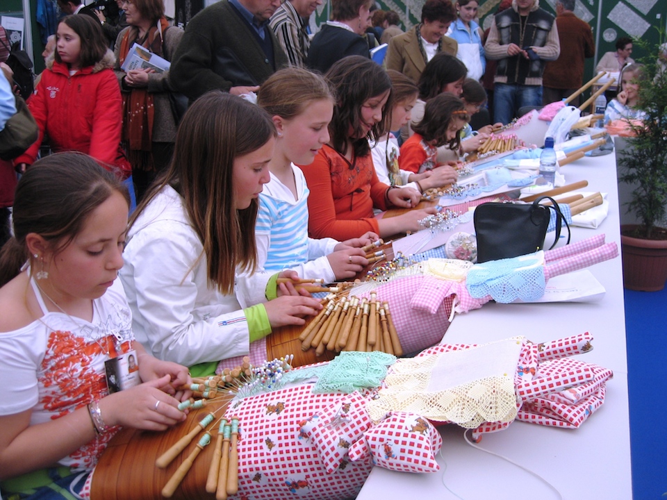 Grupo de nenas palillando na Mostra do Encaixe de 2006 copia