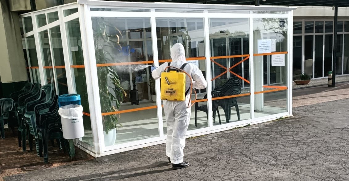 A UME desinfectando un Centro de SAude
