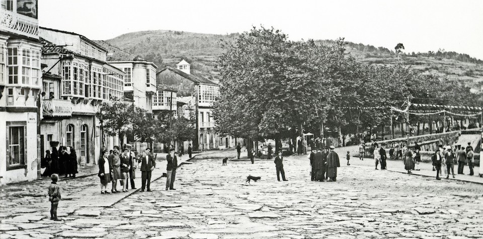 A praza da Vila cara a 1924 nunha fotografía Ramón Caamaño