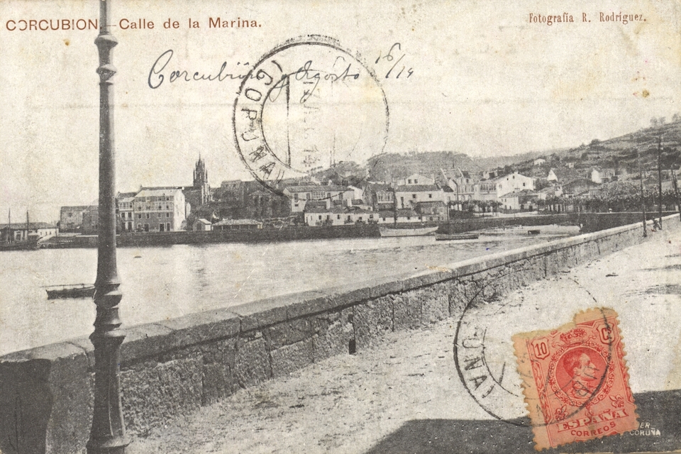 A rúa de entrada a Corcubión nunha tarxeta de Unión Postal Universal de arredor de 1910. Foto R. Rodrígue<