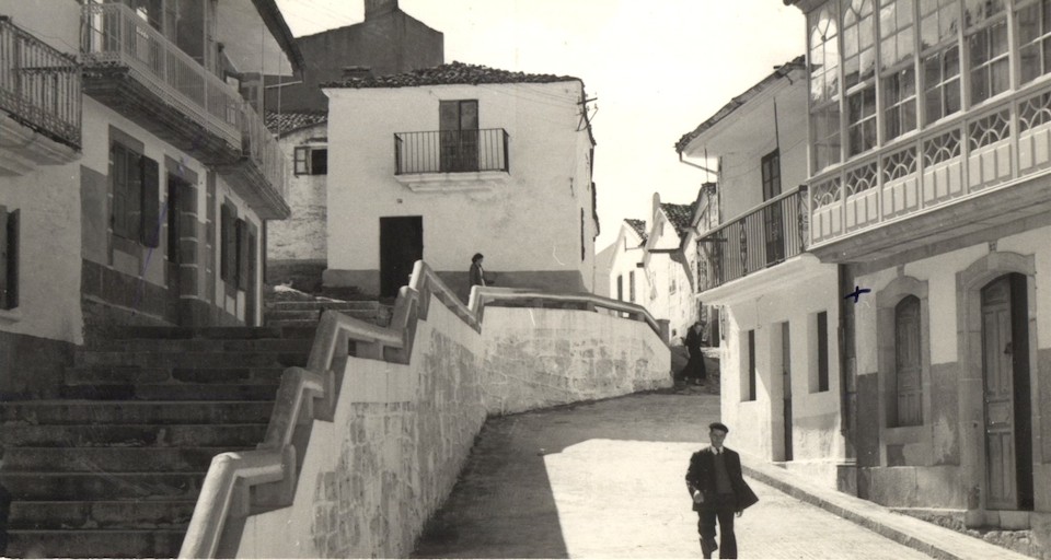 Tres casas do pincho na parte alta da travesa de San Marcos. Foto Gervasio de arredor de 1950