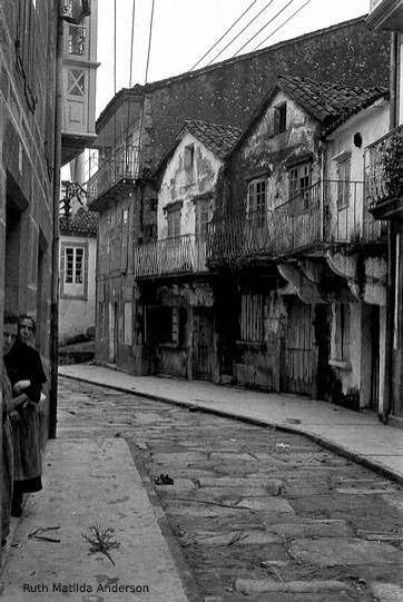 Tres casas do pincho na actual rúa Antonio Porrúa. Fotografía de Ruth Matilda Anderson de 1924