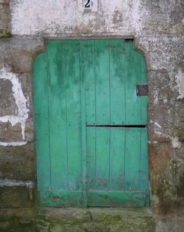 Porta do século XVI na casa do pincho sinalada co nº 2 da rúa Serran