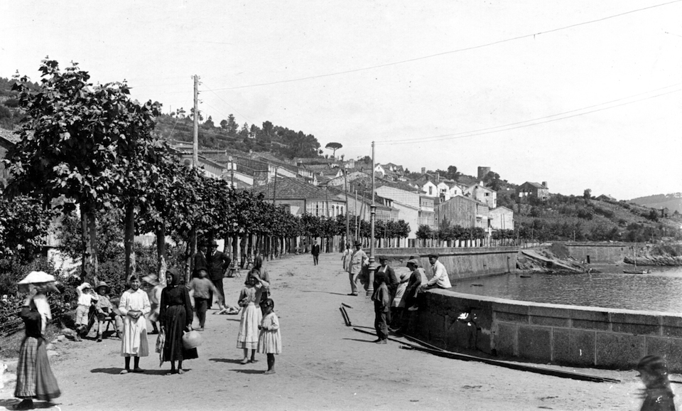 A rúa do Paseo (actual Constitución) nunha postal francesa de arredor de 1910-Corcubion