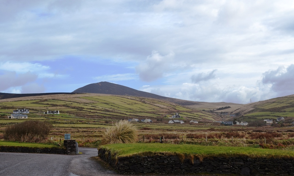 A paisaxe da península de Corcaguiney desde o aparcadoiro do Blasket Center e mirando cara ao leste
