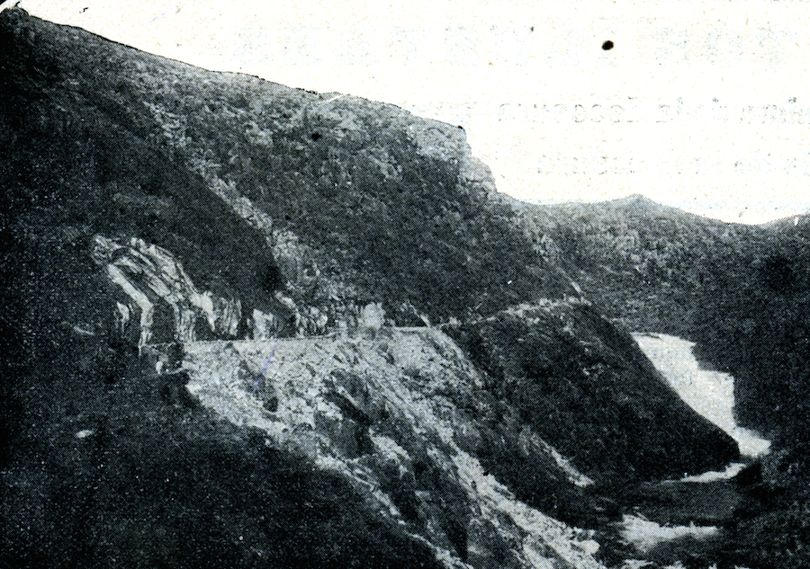 Rebaixe efectuado na montaña para construír a canle que conducía as augas dende a presa Á dereita os primeiros chanzos da baixada da fervenza-Nuevo Mundo xullo 1904