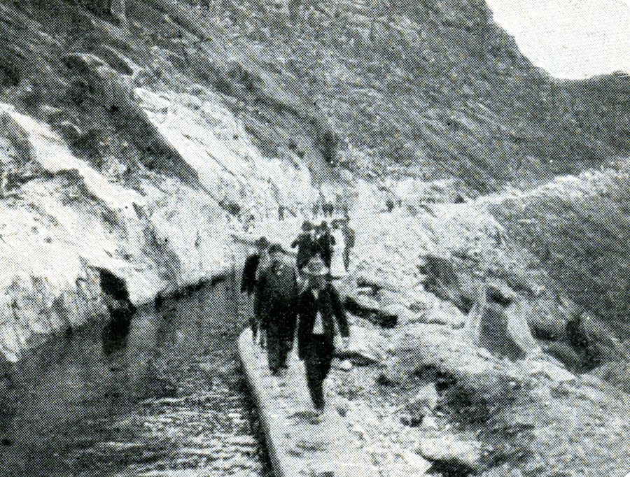 Inspeccionando a canle que traslada a corrente fluvial á cámara da auga na Fervenza Ezaro. Nuevo Mundo-xullo 1904