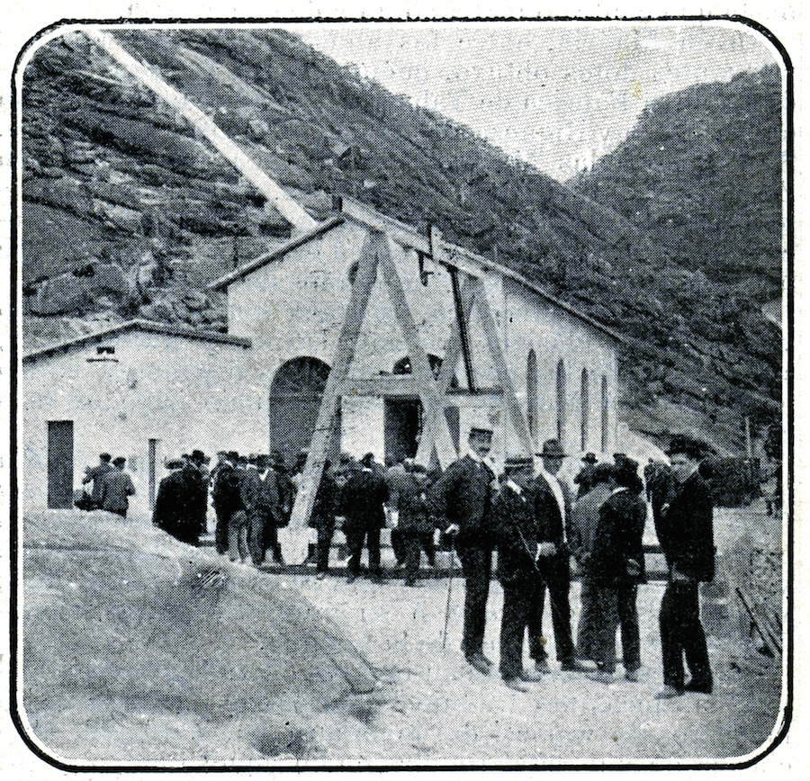 A central hidroeléctrica do Ezaro con unha morea de curiosos na volta o día da inauguración-Nuevo Mundo, xullo 1904