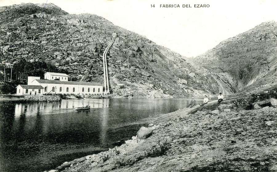 O ampliado conxunto hidroeléctrico do Ézaro coa fervenza sen auga nunha postal de 1920. Hauser y Menet (Madrid). Fotografía de Manuel Romero
