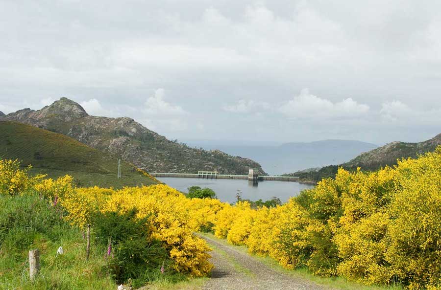 O encoro de Santa Uxía, a escarpada silueta do Pindo e, alá no fondo, o promontorio de Fisterra vistos dende a parroquia de Arcos (Mazaricos)