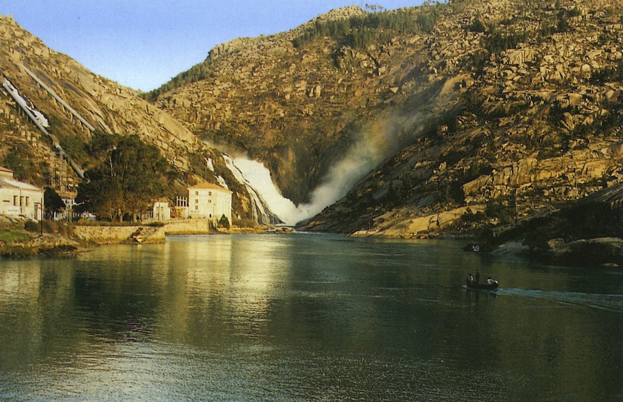 Panorámica do Ézaro nunha imaxe de Foto Fuentes para Postais Fama de Coruxo