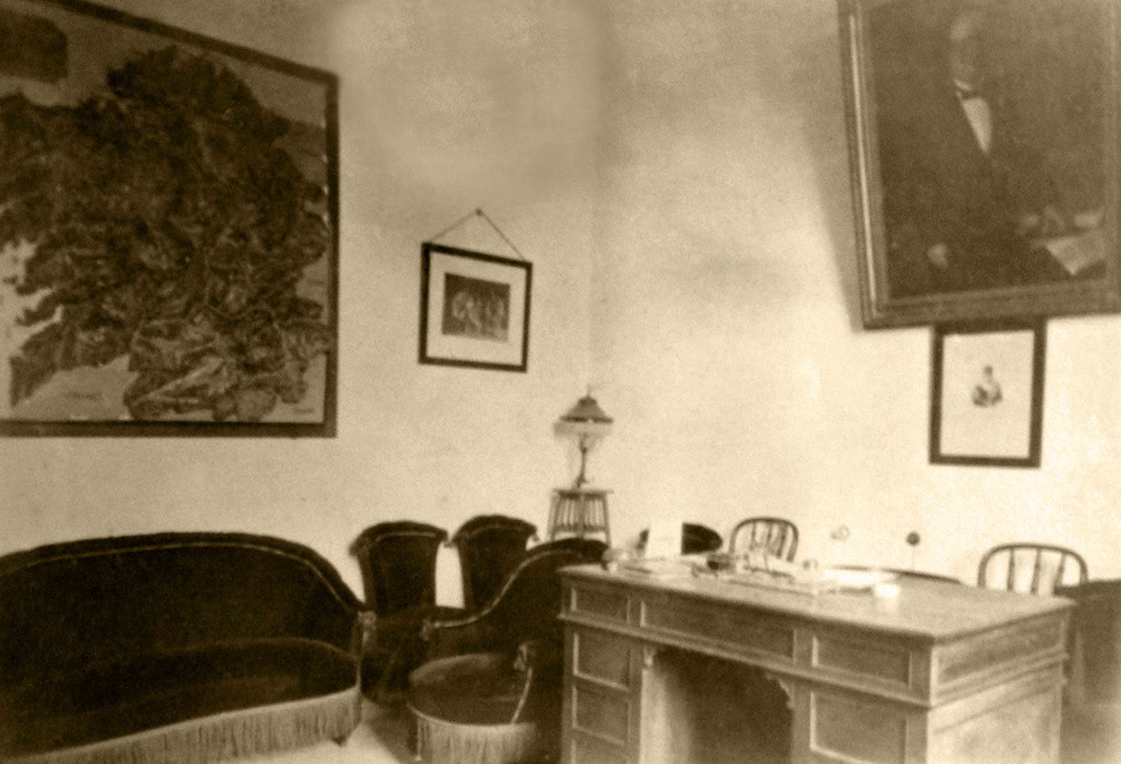 FOTOGRAFÍA DO DESPACHO DE DIRECCIÓN ONDE SE PODE VER O MAPA. Ca . 1920-1930