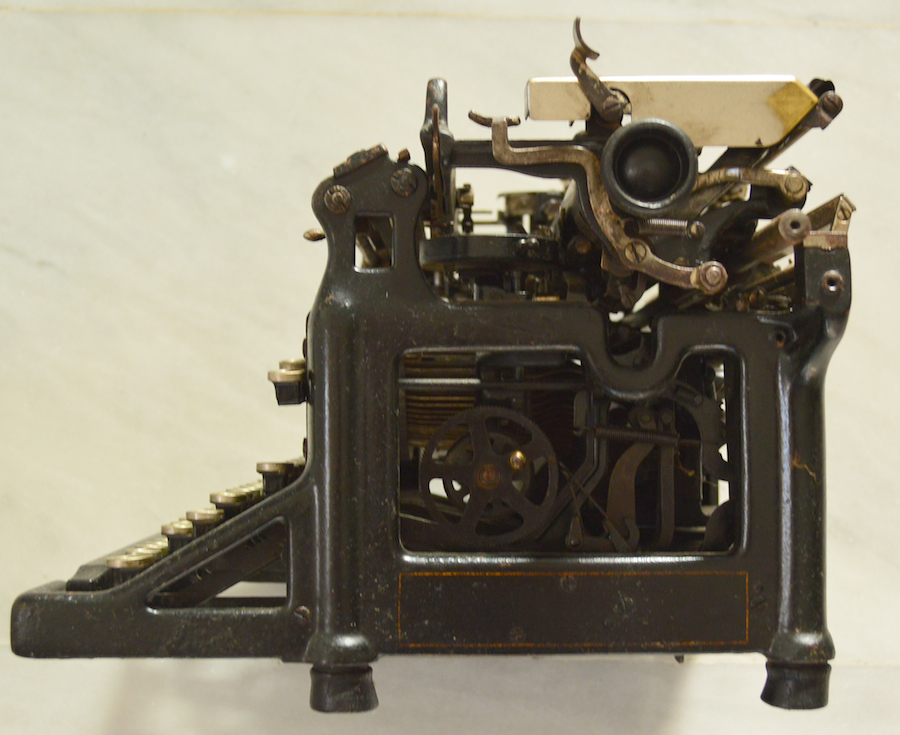 VISTA LATERAL da MÁQUINA DE ESCRIBIR UNDERWOOD N5 Da Fundacion Fernando Blanco