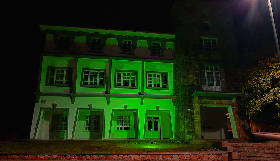Casa do Concello de Mazaricos vestida de verde polo ELA
