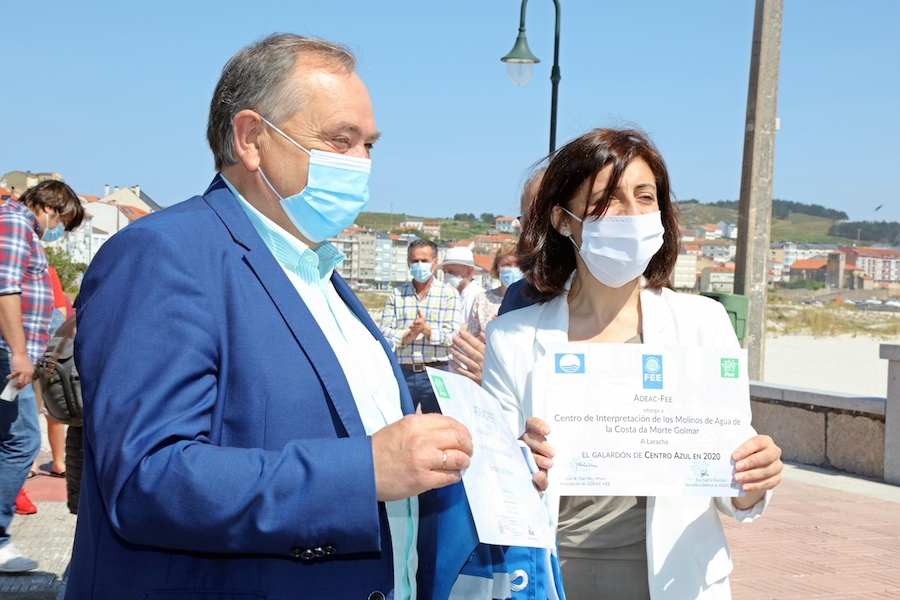 Alcalde de Laracha recollendo o selo do Centro Azul polos Muinos de Golmar