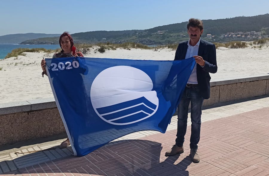 Sandra Insua e Pequeno coa Bandeira Azul