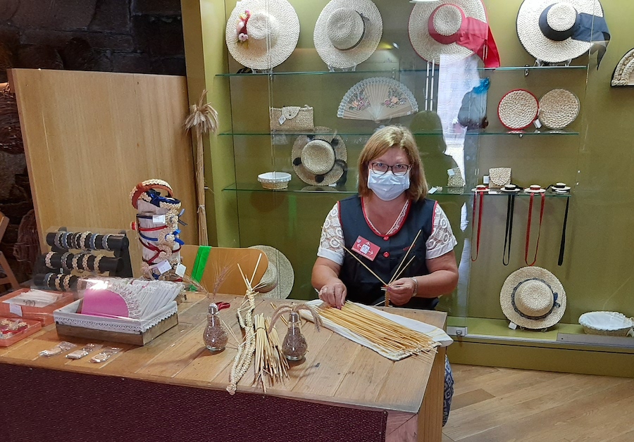 Sombrereira no Castelo de Vimianzo