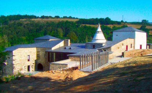 CASA GRANDE DE LUSÍO (HOXE RECONVERTIDA EN ALBERGUE PÚBLICO) ONDE NACEU VICENTE VÁZQUEZ QUEIPO copia