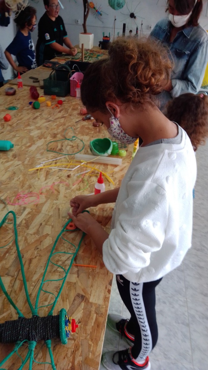 Creando arte con lixo en Mar de Fabula