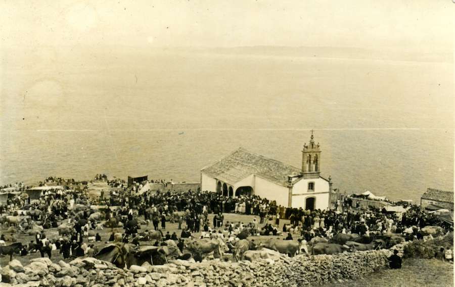 A romaría do Santo Hadrian nunha fotografía dos anos cincuenta