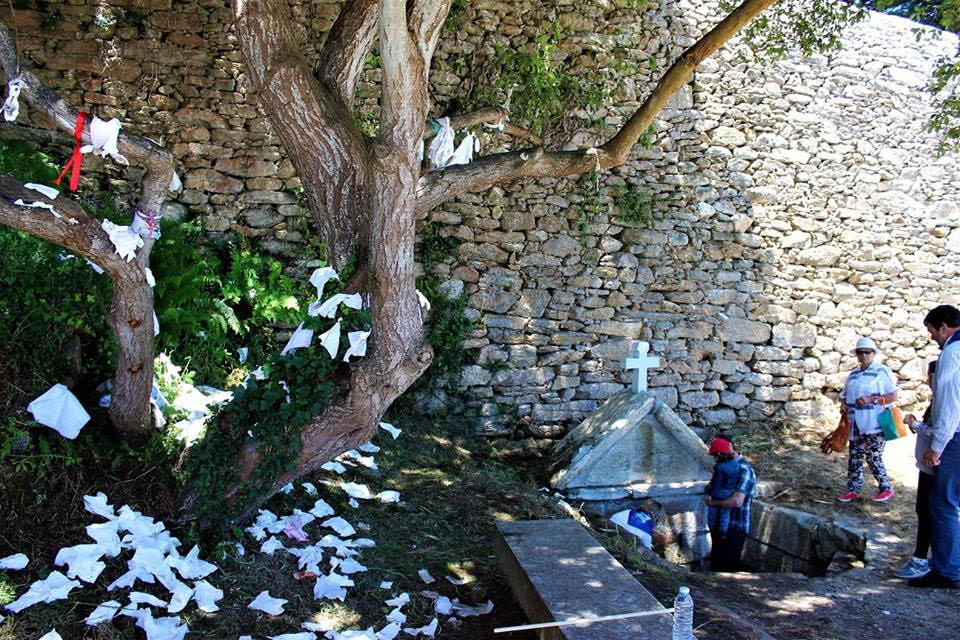 A fonte do santo cos panos a secar para que se obren as curacións dos ofrecidos-Santo Hadrian de Malpica