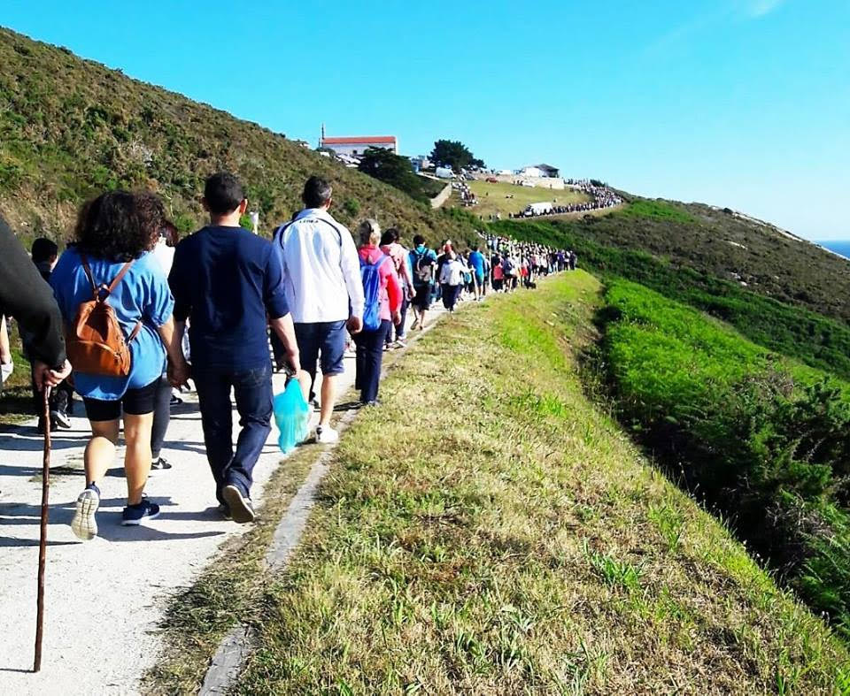 A longa e serpeante procesión camiño do santuario de Santo Hadrian de Malpica